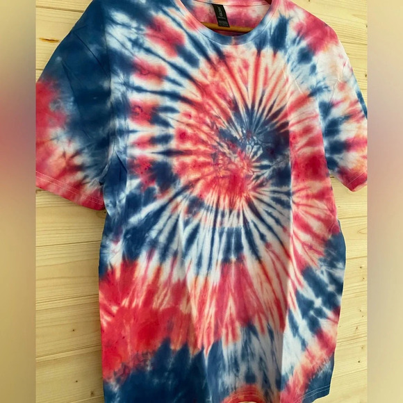 GILDAN Soft Style | Tie-Dye T-Shirt | Color: Red, White, Blue | Size: Unisex S … - Picture 3 of 9